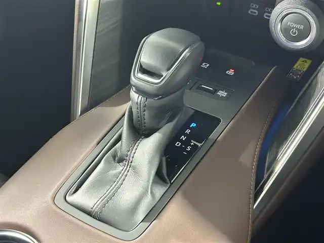 トヨタ ハリアー ハイブリッド Z レザーパッケージ 佐賀県 2024(令6)年 1.1万km プレシャスブラックパール 純正12・3インチディスプレイオーディオ/フルセグTV/Bluetooth/Androidauto/Applecarplay/ナビ機能付き/JBLプレミアムサウンド/全方位カメラ/デジタルインナールームミラー/衝突被害軽減システム/ヘッドアップディスプレイ/ブラインドスポットモニター/レーダークルーズコントロール/レーンアシスト/ロードサインアシスト/パーキングサポートブレーキ/オートライト/オートマチックハイビーム/LEDヘッドライト/LEDフォグライト/前後ドライブレコーダー/クリアランスソナー/電子パーキング/ブレーキホールド/ビルトインETC2.0/パワーバックドア/置くだけ充電/ステアリングヒーター/運転席・助手席シートヒーター/運転席・助手席エアシート/運転席・助手席パワーシート/レザーシート/純正18インチアルミホイール/純正フロアマット/スマートキー/スペアキー×１