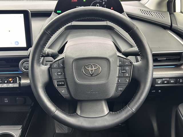 トヨタ プリウス Z 大阪府 2023(令5)年 2.3万km プラチナホワイトパールマイカ モデリスタフルエアロ/パノラマルーフ/12.3型DAナビ/【フルセグTV/FM/BT/USB/AppleCarPlay/AndroidAuto】/デジタルインナーミラー/ワイヤレス充電/100V電源/全方位カメラ/ビルトインＥＴＣ2.0/BSM/トヨタセーフティセンス/・プリクラッシュセーフティ/・緊急時操舵支援/・レーントレーシングアシスト＋レーンディパーチャーアラート/・レーダークルーズコントロール/・オートマチックハイビーム/・ロードサインアシスト/・ドライバー異常時対応システム /・プロアクティブドライビングアシスト/・発進遅れ告知機能/メモリシート/パワーシート/シートヒーター/シートクーラー/ステアリングヒーター/レザーシート/純正AW/パワーバックドア