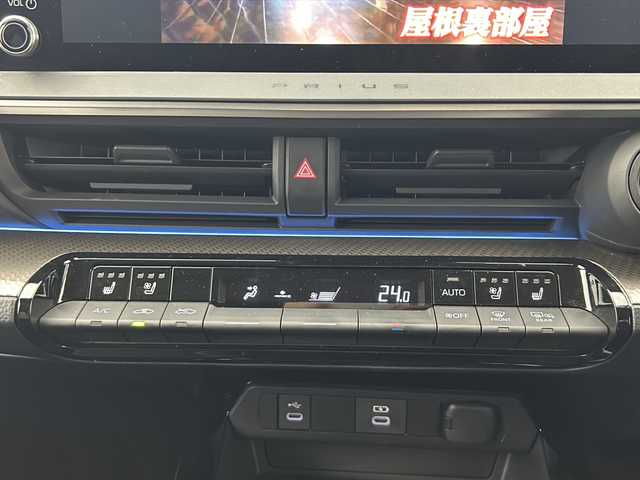 トヨタ プリウス Z 大阪府 2023(令5)年 2.3万km プラチナホワイトパールマイカ モデリスタフルエアロ/パノラマルーフ/12.3型DAナビ/【フルセグTV/FM/BT/USB/AppleCarPlay/AndroidAuto】/デジタルインナーミラー/ワイヤレス充電/100V電源/全方位カメラ/ビルトインＥＴＣ2.0/BSM/トヨタセーフティセンス/・プリクラッシュセーフティ/・緊急時操舵支援/・レーントレーシングアシスト＋レーンディパーチャーアラート/・レーダークルーズコントロール/・オートマチックハイビーム/・ロードサインアシスト/・ドライバー異常時対応システム /・プロアクティブドライビングアシスト/・発進遅れ告知機能/メモリシート/パワーシート/シートヒーター/シートクーラー/ステアリングヒーター/レザーシート/純正AW/パワーバックドア