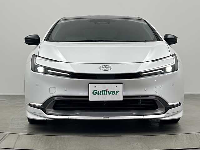 トヨタ プリウス Z 大阪府 2023(令5)年 2.3万km プラチナホワイトパールマイカ モデリスタフルエアロ/パノラマルーフ/12.3型DAナビ/【フルセグTV/FM/BT/USB/AppleCarPlay/AndroidAuto】/デジタルインナーミラー/ワイヤレス充電/100V電源/全方位カメラ/ビルトインＥＴＣ2.0/BSM/トヨタセーフティセンス/・プリクラッシュセーフティ/・緊急時操舵支援/・レーントレーシングアシスト＋レーンディパーチャーアラート/・レーダークルーズコントロール/・オートマチックハイビーム/・ロードサインアシスト/・ドライバー異常時対応システム /・プロアクティブドライビングアシスト/・発進遅れ告知機能/メモリシート/パワーシート/シートヒーター/シートクーラー/ステアリングヒーター/レザーシート/純正AW/パワーバックドア