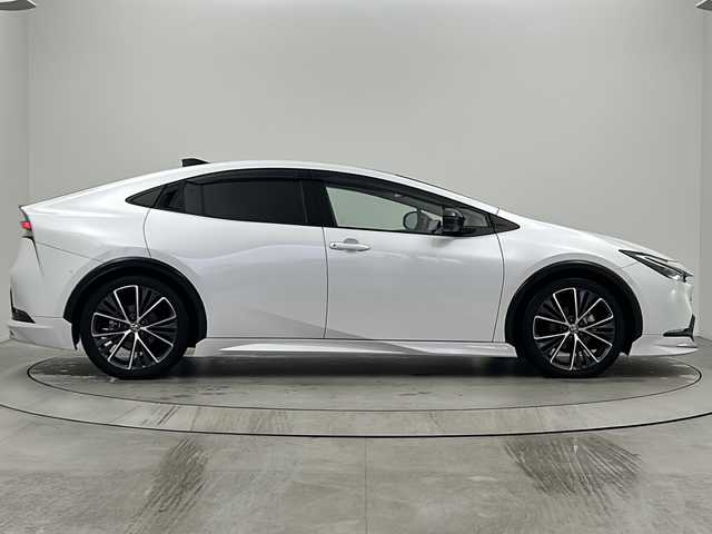 トヨタ プリウス Z 大阪府 2023(令5)年 2.3万km プラチナホワイトパールマイカ モデリスタフルエアロ/パノラマルーフ/12.3型DAナビ/【フルセグTV/FM/BT/USB/AppleCarPlay/AndroidAuto】/デジタルインナーミラー/ワイヤレス充電/100V電源/全方位カメラ/ビルトインＥＴＣ2.0/BSM/トヨタセーフティセンス/・プリクラッシュセーフティ/・緊急時操舵支援/・レーントレーシングアシスト＋レーンディパーチャーアラート/・レーダークルーズコントロール/・オートマチックハイビーム/・ロードサインアシスト/・ドライバー異常時対応システム /・プロアクティブドライビングアシスト/・発進遅れ告知機能/メモリシート/パワーシート/シートヒーター/シートクーラー/ステアリングヒーター/レザーシート/純正AW/パワーバックドア