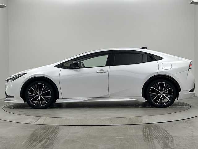 トヨタ プリウス Z 大阪府 2023(令5)年 2.3万km プラチナホワイトパールマイカ モデリスタフルエアロ/パノラマルーフ/12.3型DAナビ/【フルセグTV/FM/BT/USB/AppleCarPlay/AndroidAuto】/デジタルインナーミラー/ワイヤレス充電/100V電源/全方位カメラ/ビルトインＥＴＣ2.0/BSM/トヨタセーフティセンス/・プリクラッシュセーフティ/・緊急時操舵支援/・レーントレーシングアシスト＋レーンディパーチャーアラート/・レーダークルーズコントロール/・オートマチックハイビーム/・ロードサインアシスト/・ドライバー異常時対応システム /・プロアクティブドライビングアシスト/・発進遅れ告知機能/メモリシート/パワーシート/シートヒーター/シートクーラー/ステアリングヒーター/レザーシート/純正AW/パワーバックドア