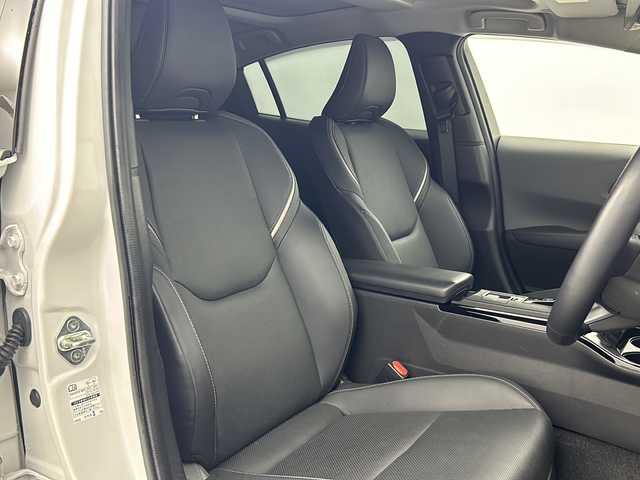 トヨタ プリウス Z 大阪府 2023(令5)年 2.3万km プラチナホワイトパールマイカ モデリスタフルエアロ/パノラマルーフ/12.3型DAナビ/【フルセグTV/FM/BT/USB/AppleCarPlay/AndroidAuto】/デジタルインナーミラー/ワイヤレス充電/100V電源/全方位カメラ/ビルトインＥＴＣ2.0/BSM/トヨタセーフティセンス/・プリクラッシュセーフティ/・緊急時操舵支援/・レーントレーシングアシスト＋レーンディパーチャーアラート/・レーダークルーズコントロール/・オートマチックハイビーム/・ロードサインアシスト/・ドライバー異常時対応システム /・プロアクティブドライビングアシスト/・発進遅れ告知機能/メモリシート/パワーシート/シートヒーター/シートクーラー/ステアリングヒーター/レザーシート/純正AW/パワーバックドア