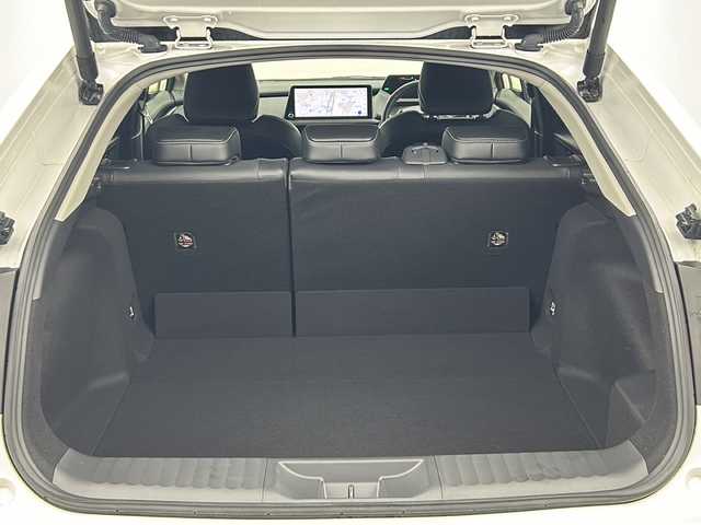 トヨタ プリウス Z 大阪府 2023(令5)年 2.3万km プラチナホワイトパールマイカ モデリスタフルエアロ/パノラマルーフ/12.3型DAナビ/【フルセグTV/FM/BT/USB/AppleCarPlay/AndroidAuto】/デジタルインナーミラー/ワイヤレス充電/100V電源/全方位カメラ/ビルトインＥＴＣ2.0/BSM/トヨタセーフティセンス/・プリクラッシュセーフティ/・緊急時操舵支援/・レーントレーシングアシスト＋レーンディパーチャーアラート/・レーダークルーズコントロール/・オートマチックハイビーム/・ロードサインアシスト/・ドライバー異常時対応システム /・プロアクティブドライビングアシスト/・発進遅れ告知機能/メモリシート/パワーシート/シートヒーター/シートクーラー/ステアリングヒーター/レザーシート/純正AW/パワーバックドア