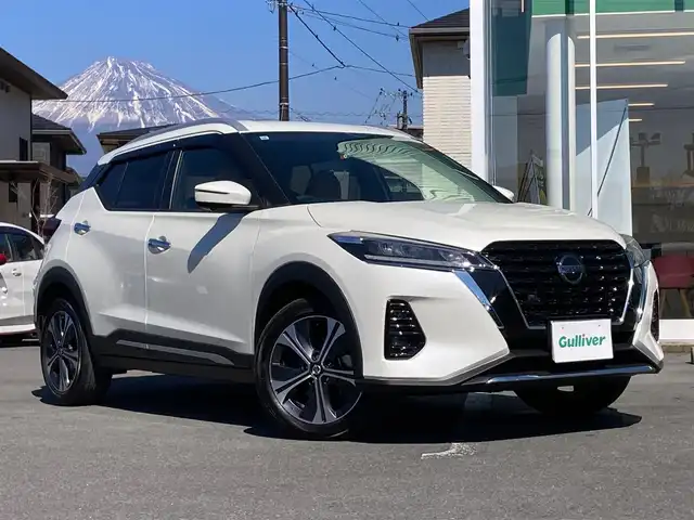 日産 キックス X ツートーンインテリアED 静岡県 2021(令3)年 1.6万km ブリリアントホワイトパール エンジンスタートボタン/スマートキー/パワーステアリング/パワーウィンドウ/オートエアコン/クルーズコントロール/ETC/USB入力端子/全方位カメラ/純正SDナビ（CD.DVD.BT.フルセグ）/ドライブレコーダー/純正フロアマット/純正アルミホイール/D席N席シートヒーター/コーナーセンサー/ABS/横滑り防止装置/オートライト/W+サイドエアバック/衝突軽減システム