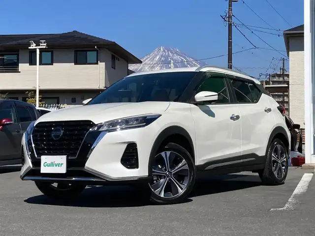 日産 キックス X ツートーンインテリアED 静岡県 2021(令3)年 1.6万km ブリリアントホワイトパール エンジンスタートボタン/スマートキー/パワーステアリング/パワーウィンドウ/オートエアコン/クルーズコントロール/ETC/USB入力端子/全方位カメラ/純正SDナビ（CD.DVD.BT.フルセグ）/ドライブレコーダー/純正フロアマット/純正アルミホイール/D席N席シートヒーター/コーナーセンサー/ABS/横滑り防止装置/オートライト/W+サイドエアバック/衝突軽減システム