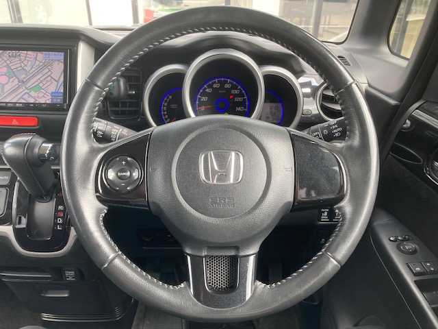 ホンダ Ｎ ＢＯＸ カスタム G 青森県 2013(平25)年 10.4万km プレミアムホワイトパール ・両側パワースライドドア/・LEDランプ/・純正14インチAW(サマー)付き/・スマートキー/・アイドリングストップ機能/・ブラインドスポットアシストミラー/・左右独立式リアセンターアームレスト /・運転席ハイトアジャスター/・ディスチャージヘッドライト/・本革巻セレクトレバー