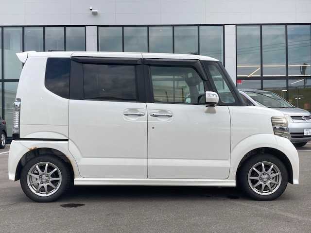 ホンダ Ｎ ＢＯＸ カスタム G 青森県 2013(平25)年 10.4万km プレミアムホワイトパール ・両側パワースライドドア/・LEDランプ/・純正14インチAW(サマー)付き/・スマートキー/・アイドリングストップ機能/・ブラインドスポットアシストミラー/・左右独立式リアセンターアームレスト /・運転席ハイトアジャスター/・ディスチャージヘッドライト/・本革巻セレクトレバー