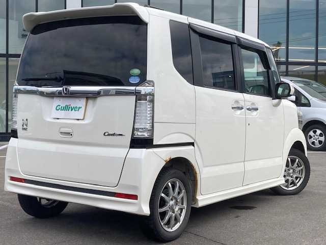 ホンダ Ｎ ＢＯＸ カスタム G 青森県 2013(平25)年 10.4万km プレミアムホワイトパール ・両側パワースライドドア/・LEDランプ/・純正14インチAW(サマー)付き/・スマートキー/・アイドリングストップ機能/・ブラインドスポットアシストミラー/・左右独立式リアセンターアームレスト /・運転席ハイトアジャスター/・ディスチャージヘッドライト/・本革巻セレクトレバー