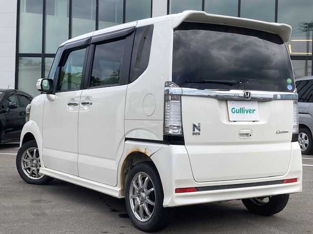 ホンダ Ｎ ＢＯＸ カスタム G 青森県 2013(平25)年 10.4万km プレミアムホワイトパール ・両側パワースライドドア/・LEDランプ/・純正14インチAW(サマー)付き/・スマートキー/・アイドリングストップ機能/・ブラインドスポットアシストミラー/・左右独立式リアセンターアームレスト /・運転席ハイトアジャスター/・ディスチャージヘッドライト/・本革巻セレクトレバー