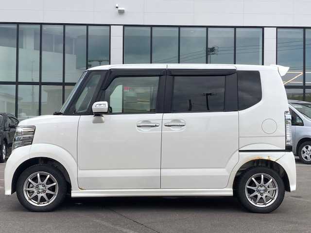 ホンダ Ｎ ＢＯＸ カスタム G 青森県 2013(平25)年 10.4万km プレミアムホワイトパール ・両側パワースライドドア/・LEDランプ/・純正14インチAW(サマー)付き/・スマートキー/・アイドリングストップ機能/・ブラインドスポットアシストミラー/・左右独立式リアセンターアームレスト /・運転席ハイトアジャスター/・ディスチャージヘッドライト/・本革巻セレクトレバー