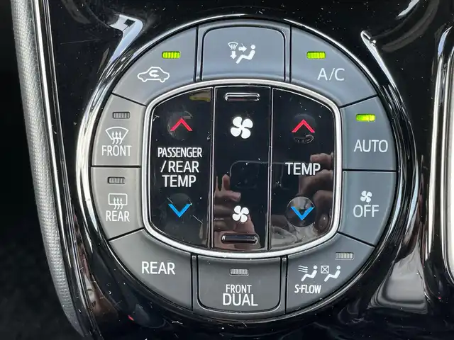 トヨタ ノア ハイブリッド Si ダブルバイビー 岩手県 2018(平30)年 6.8万km ホワイトパールクリスタルシャイン トヨタセーフティセンスC/　　・プリクラッシュセーフティ/　　・レーンディパーチャーアラート/　　・オートマチックハイビーム/フリップダウンモニター/純正メモリナビ/　　BT/CD/DVD/ワンセグ/両側パワースライドドア/クルーズコントロール/LEDオートライト/シートヒーター/純正16インチアルミホイール/スマートキー/ETC