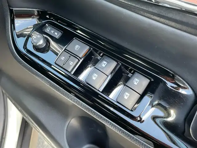 トヨタ ノア ハイブリッド Si ダブルバイビー 岩手県 2018(平30)年 6.8万km ホワイトパールクリスタルシャイン トヨタセーフティセンスC/　　・プリクラッシュセーフティ/　　・レーンディパーチャーアラート/　　・オートマチックハイビーム/フリップダウンモニター/純正メモリナビ/　　BT/CD/DVD/ワンセグ/両側パワースライドドア/クルーズコントロール/LEDオートライト/シートヒーター/純正16インチアルミホイール/スマートキー/ETC