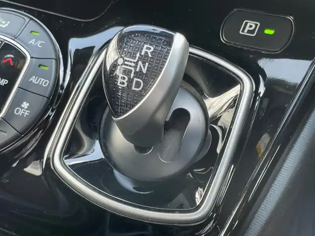 トヨタ ノア ハイブリッド Si ダブルバイビー 岩手県 2018(平30)年 6.8万km ホワイトパールクリスタルシャイン トヨタセーフティセンスC/　　・プリクラッシュセーフティ/　　・レーンディパーチャーアラート/　　・オートマチックハイビーム/フリップダウンモニター/純正メモリナビ/　　BT/CD/DVD/ワンセグ/両側パワースライドドア/クルーズコントロール/LEDオートライト/シートヒーター/純正16インチアルミホイール/スマートキー/ETC