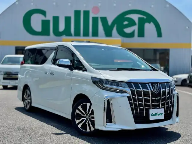 トヨタ アルファード S Cパッケージ 滋賀県 2022(令4)年 2.1万km ホワイトパールクリスタルシャイン ワンオーナー/Wサンルーフ/純正10.5インチメーカーナビ/　フルセグ Bluetooth Biu-ray DVD サウンドライブラリ/JBLプレミアムサウンド/AppleCarPlay Android Auto/パノラミックビューモニター/リアエンターテインメント/純正13.3インチ電動フリップダウンモニター/デジタルインナーミラー/ETC2.0/スペアタイヤ/インテリジェントパーキングアシスト2/パーキングサポートブレーキ/Toyota Safety Sense /プリクラッシュセーフティ（歩行者［昼夜］・/　自転車運転者［昼］検知機能付衝突回避支援/　タイプ/ミリ波レーダー＋単眼カメラ方式）/レーントレーシングアシスト［LTA］/レーダークルーズコントロール（全車速追従機能付）/ロードサインアシスト［RSA］/アダプティブハイビームシステム［AHS］/オートマチックハイビーム［AHB］/先行車発進告知機能［TMN］/ブラインドスポットモニター［BSM］/両側パワースライドドア/パワーバックドア/純正18インチアルミ/