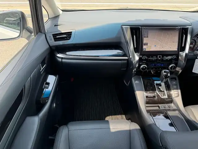 トヨタ アルファード S Cパッケージ 滋賀県 2022(令4)年 2.1万km ホワイトパールクリスタルシャイン ワンオーナー/Wサンルーフ/純正10.5インチメーカーナビ/　フルセグ Bluetooth Biu-ray DVD サウンドライブラリ/JBLプレミアムサウンド/AppleCarPlay Android Auto/パノラミックビューモニター/リアエンターテインメント/純正13.3インチ電動フリップダウンモニター/デジタルインナーミラー/ETC2.0/スペアタイヤ/インテリジェントパーキングアシスト2/パーキングサポートブレーキ/Toyota Safety Sense /プリクラッシュセーフティ（歩行者［昼夜］・/　自転車運転者［昼］検知機能付衝突回避支援/　タイプ/ミリ波レーダー＋単眼カメラ方式）/レーントレーシングアシスト［LTA］/レーダークルーズコントロール（全車速追従機能付）/ロードサインアシスト［RSA］/アダプティブハイビームシステム［AHS］/オートマチックハイビーム［AHB］/先行車発進告知機能［TMN］/ブラインドスポットモニター［BSM］/両側パワースライドドア/パワーバックドア/純正18インチアルミ/