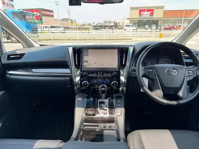 トヨタ アルファード S Cパッケージ 滋賀県 2022(令4)年 2.1万km ホワイトパールクリスタルシャイン ワンオーナー/Wサンルーフ/純正10.5インチメーカーナビ/　フルセグ Bluetooth Biu-ray DVD サウンドライブラリ/JBLプレミアムサウンド/AppleCarPlay Android Auto/パノラミックビューモニター/リアエンターテインメント/純正13.3インチ電動フリップダウンモニター/デジタルインナーミラー/ETC2.0/スペアタイヤ/インテリジェントパーキングアシスト2/パーキングサポートブレーキ/Toyota Safety Sense /プリクラッシュセーフティ（歩行者［昼夜］・/　自転車運転者［昼］検知機能付衝突回避支援/　タイプ/ミリ波レーダー＋単眼カメラ方式）/レーントレーシングアシスト［LTA］/レーダークルーズコントロール（全車速追従機能付）/ロードサインアシスト［RSA］/アダプティブハイビームシステム［AHS］/オートマチックハイビーム［AHB］/先行車発進告知機能［TMN］/ブラインドスポットモニター［BSM］/両側パワースライドドア/パワーバックドア/純正18インチアルミ/