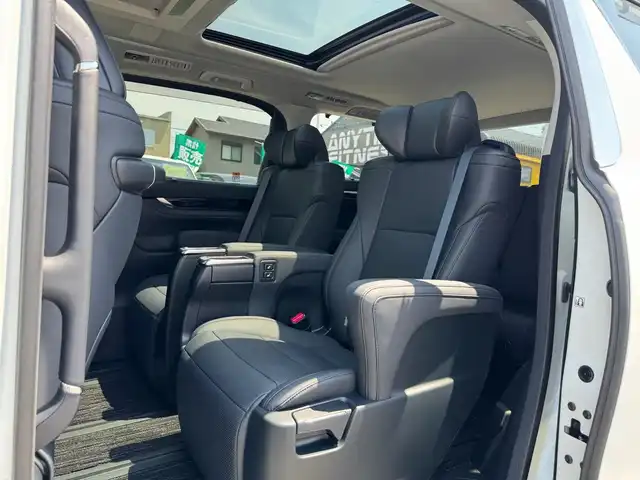トヨタ アルファード S Cパッケージ 滋賀県 2022(令4)年 2.1万km ホワイトパールクリスタルシャイン ワンオーナー/Wサンルーフ/純正10.5インチメーカーナビ/　フルセグ Bluetooth Biu-ray DVD サウンドライブラリ/JBLプレミアムサウンド/AppleCarPlay Android Auto/パノラミックビューモニター/リアエンターテインメント/純正13.3インチ電動フリップダウンモニター/デジタルインナーミラー/ETC2.0/スペアタイヤ/インテリジェントパーキングアシスト2/パーキングサポートブレーキ/Toyota Safety Sense /プリクラッシュセーフティ（歩行者［昼夜］・/　自転車運転者［昼］検知機能付衝突回避支援/　タイプ/ミリ波レーダー＋単眼カメラ方式）/レーントレーシングアシスト［LTA］/レーダークルーズコントロール（全車速追従機能付）/ロードサインアシスト［RSA］/アダプティブハイビームシステム［AHS］/オートマチックハイビーム［AHB］/先行車発進告知機能［TMN］/ブラインドスポットモニター［BSM］/両側パワースライドドア/パワーバックドア/純正18インチアルミ/