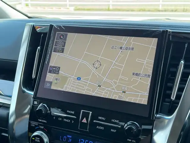 トヨタ アルファード S Cパッケージ 滋賀県 2022(令4)年 2.1万km ホワイトパールクリスタルシャイン ワンオーナー/Wサンルーフ/純正10.5インチメーカーナビ/　フルセグ Bluetooth Biu-ray DVD サウンドライブラリ/JBLプレミアムサウンド/AppleCarPlay Android Auto/パノラミックビューモニター/リアエンターテインメント/純正13.3インチ電動フリップダウンモニター/デジタルインナーミラー/ETC2.0/スペアタイヤ/インテリジェントパーキングアシスト2/パーキングサポートブレーキ/Toyota Safety Sense /プリクラッシュセーフティ（歩行者［昼夜］・/　自転車運転者［昼］検知機能付衝突回避支援/　タイプ/ミリ波レーダー＋単眼カメラ方式）/レーントレーシングアシスト［LTA］/レーダークルーズコントロール（全車速追従機能付）/ロードサインアシスト［RSA］/アダプティブハイビームシステム［AHS］/オートマチックハイビーム［AHB］/先行車発進告知機能［TMN］/ブラインドスポットモニター［BSM］/両側パワースライドドア/パワーバックドア/純正18インチアルミ/