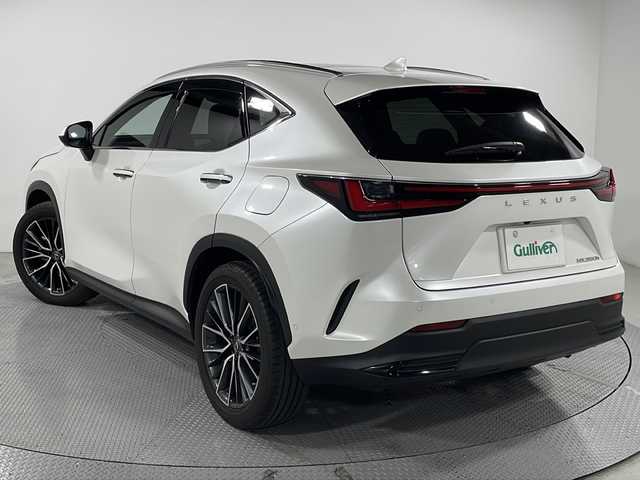 レクサス ＮＸ 350h バージョンL 広島県 2021(令3)年 1.2万km ソニッククォーツ 禁煙車/純正１４型ディスプレイオーディオ/サンルーフ/シートヒーター/エアシート/全周囲カメラ/ブラインドスポットモニター/ヘッドアップディスプレイ/３眼ＬＥＤ/Ｄミラー/ステアリングヒーター/パワーシート/レーダークルーズコントロール/電動リアゲート/パーキングアシスト/オートマチックハイビーム/衝突軽減/レーンキープ/踏み間違い防止/エアバッグ(運転席/助手席/サイド/カーテン)/純正20インチアルミホイール(235/50/R20)
