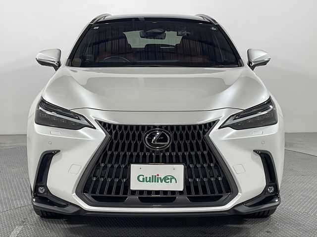 レクサス ＮＸ 350h バージョンL 広島県 2021(令3)年 1.2万km ソニッククォーツ 禁煙車/純正１４型ディスプレイオーディオ/サンルーフ/シートヒーター/エアシート/全周囲カメラ/ブラインドスポットモニター/ヘッドアップディスプレイ/３眼ＬＥＤ/Ｄミラー/ステアリングヒーター/パワーシート/レーダークルーズコントロール/電動リアゲート/パーキングアシスト/オートマチックハイビーム/衝突軽減/レーンキープ/踏み間違い防止/エアバッグ(運転席/助手席/サイド/カーテン)/純正20インチアルミホイール(235/50/R20)