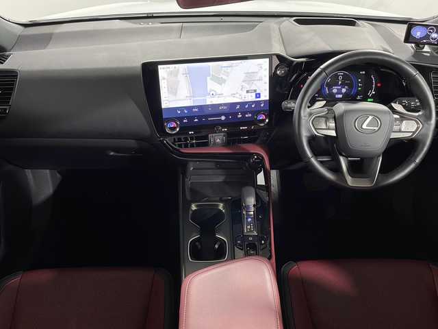レクサス ＮＸ 350h バージョンL 広島県 2021(令3)年 1.2万km ソニッククォーツ 禁煙車/純正１４型ディスプレイオーディオ/サンルーフ/シートヒーター/エアシート/全周囲カメラ/ブラインドスポットモニター/ヘッドアップディスプレイ/３眼ＬＥＤ/Ｄミラー/ステアリングヒーター/パワーシート/レーダークルーズコントロール/電動リアゲート/パーキングアシスト/オートマチックハイビーム/衝突軽減/レーンキープ/踏み間違い防止/エアバッグ(運転席/助手席/サイド/カーテン)/純正20インチアルミホイール(235/50/R20)