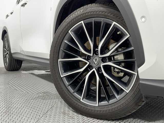 レクサス ＮＸ 350h バージョンL 広島県 2021(令3)年 1.2万km ソニッククォーツ 禁煙車/純正１４型ディスプレイオーディオ/サンルーフ/シートヒーター/エアシート/全周囲カメラ/ブラインドスポットモニター/ヘッドアップディスプレイ/３眼ＬＥＤ/Ｄミラー/ステアリングヒーター/パワーシート/レーダークルーズコントロール/電動リアゲート/パーキングアシスト/オートマチックハイビーム/衝突軽減/レーンキープ/踏み間違い防止/エアバッグ(運転席/助手席/サイド/カーテン)/純正20インチアルミホイール(235/50/R20)