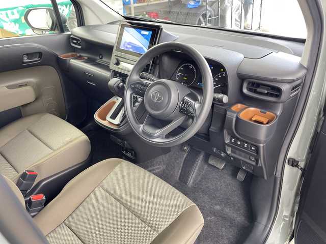 トヨタ シエンタ ハイブリッド G 道央・札幌 2023(令5)年 1.7万km アーバンカーキ ・４WD/・純正ディスプレイオーディオ/・BT/USB/フルセグTV/・バックカメラ/・ビルトインETC2.0/・プリクラッシュセーフティ/・レーンキープアシスト/・アダプティブクルーズコントロール/・クリアランスソナー/・ブラインドスポットモニター/・両側パワースライドドア/・AC100V/・横滑り防止装置/・オートマチックハイビーム/・オートライト/・社外15インチAW/・プッシュスタート/・スマートキー/・保証書