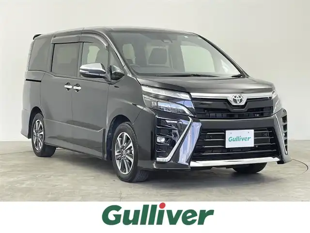 トヨタ ヴォクシー ZS 煌Ⅲ 千葉県 2021(令3)年 3.9万km ブラック セーフティセンス（衝突回避支援パッケージ）/・プリクラッシュセーフティシステム/・レーンディパーチャーアラート/・オートマチックハイビーム/・先行車発進告知機能/純正10インチメモリーナビ/・フルセグTV/・Bluetoothオーディオ接続/・CD/DVD再生機能/・バックカメラ/純正12.1型フリップダウンモニター/両側パワースライドドア/スマートキー/LEDヘッドライト/前後コーナーセンサー/クルーズコントロール/ハーフレザーシート/ビルトインETC/