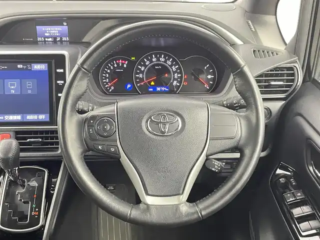 トヨタ ヴォクシー ZS 煌Ⅲ 千葉県 2021(令3)年 3.9万km ブラック セーフティセンス（衝突回避支援パッケージ）/・プリクラッシュセーフティシステム/・レーンディパーチャーアラート/・オートマチックハイビーム/・先行車発進告知機能/純正10インチメモリーナビ/・フルセグTV/・Bluetoothオーディオ接続/・CD/DVD再生機能/・バックカメラ/純正12.1型フリップダウンモニター/両側パワースライドドア/スマートキー/LEDヘッドライト/前後コーナーセンサー/クルーズコントロール/ハーフレザーシート/ビルトインETC/