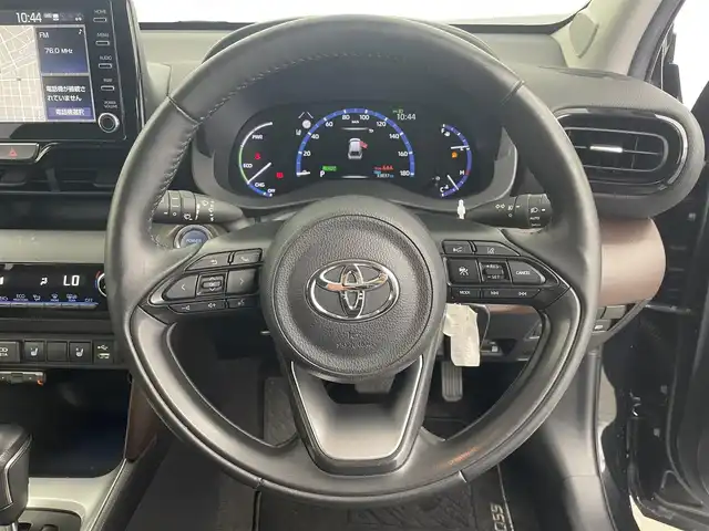 トヨタ ヤリスクロス ハイブリッド Z 愛知県 2020(令2)年 3.4万km ブラックマイカ パワーバックドア（メーカーオプション）/ハーフレザーシート/前席シートヒーター/D席パワーシート/ディスプレイオーディオ/（AppleCarPlay/AndroidAuto/Bluetooth/USB/TV）/ビルトインETC/ヘッドアップディスプレイ/ドライブレコーダー/パノラミックビューモニター/クリアランスソナー/電子パーキングブレーキ/オートブレーキホールド/レーダークルーズコントロール/レーンキープ/BSM/LEDオートハイビーム/ウインカーミラー/純正フロアマット/プッシュスタート/100V電源