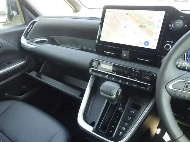 トヨタ ノア ハイブリッド S－Z 千葉県 2025(令7)年 0.1千km ホワイトパールクリスタルシャイン Toyota Safety Sense/・プリクラッシュセーフティ/・レーンディパーチャーアラート/・オートハイビーム/・レーダークルーズコントロール/両側パワースライドドア/ハーフレザーシート/前席シートヒーター/後席オットマン/10.5インチ純正コネクティッドナビ/地デジTV/【DVD/CD再生機能　Bluetooth接続】/バックカメラ/革巻きステアリング/ステアリングスイッチ/ETC（2.0）/LEDヘッドライト/フォグライト/ウインカーミラー/クリアランスソナー/純正17インチアルミホイル/サイド/カーテンエアバッグ/スマートキー