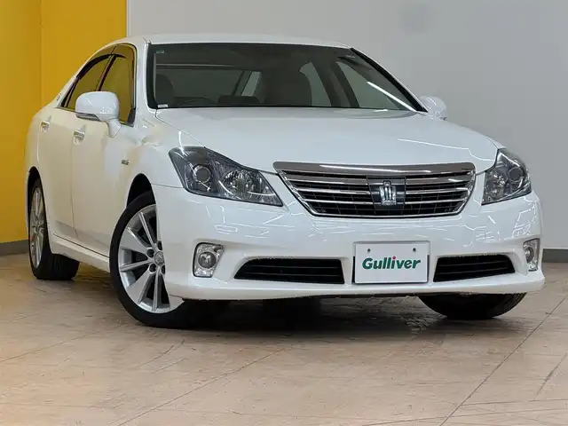 トヨタ クラウン ハイブリッド Gパッケージ 群馬県 2011(平23)年 4.7万km ホワイトパールクリスタルシャイン 安全装備/・オートライト/・クルーズコントロール/・横滑り防止/・SOSコール/メーカー純正ナビ/・AM/FM/フルセグTV/・CD/DVD/MSV/AUX/バックカメラ/シートメモリー/パワーシート/前席シートヒーター/前席エアシート/HIDヘッドライト/フォグランプ/純正ドアバイザー/純正フロアマット/ETC/スマートキー/プッシュスタート