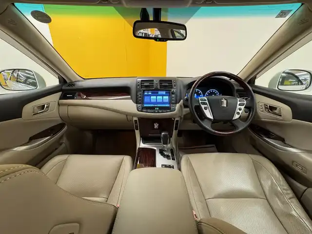 トヨタ クラウン ハイブリッド Gパッケージ 群馬県 2011(平23)年 4.7万km ホワイトパールクリスタルシャイン 安全装備/・オートライト/・クルーズコントロール/・横滑り防止/・SOSコール/メーカー純正ナビ/・AM/FM/フルセグTV/・CD/DVD/MSV/AUX/バックカメラ/シートメモリー/パワーシート/前席シートヒーター/前席エアシート/HIDヘッドライト/フォグランプ/純正ドアバイザー/純正フロアマット/ETC/スマートキー/プッシュスタート