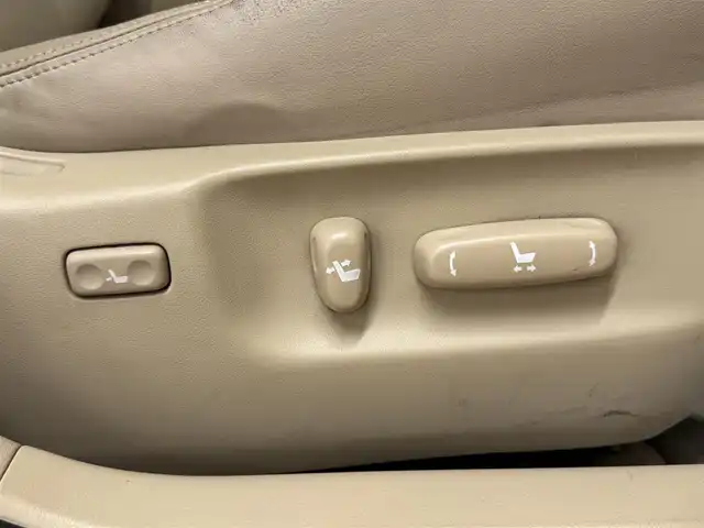 トヨタ クラウン ハイブリッド Gパッケージ 群馬県 2011(平23)年 4.7万km ホワイトパールクリスタルシャイン 安全装備/・オートライト/・クルーズコントロール/・横滑り防止/・SOSコール/メーカー純正ナビ/・AM/FM/フルセグTV/・CD/DVD/MSV/AUX/バックカメラ/シートメモリー/パワーシート/前席シートヒーター/前席エアシート/HIDヘッドライト/フォグランプ/純正ドアバイザー/純正フロアマット/ETC/スマートキー/プッシュスタート