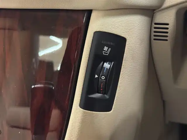 トヨタ クラウン ハイブリッド Gパッケージ 群馬県 2011(平23)年 4.7万km ホワイトパールクリスタルシャイン 安全装備/・オートライト/・クルーズコントロール/・横滑り防止/・SOSコール/メーカー純正ナビ/・AM/FM/フルセグTV/・CD/DVD/MSV/AUX/バックカメラ/シートメモリー/パワーシート/前席シートヒーター/前席エアシート/HIDヘッドライト/フォグランプ/純正ドアバイザー/純正フロアマット/ETC/スマートキー/プッシュスタート