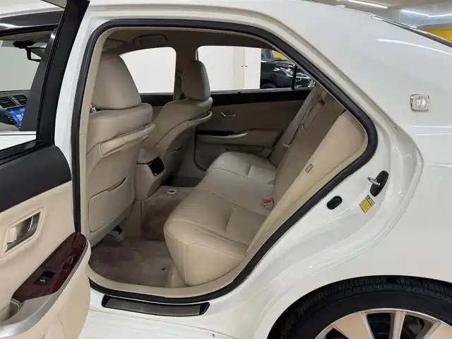 トヨタ クラウン ハイブリッド Gパッケージ 群馬県 2011(平23)年 4.7万km ホワイトパールクリスタルシャイン 安全装備/・オートライト/・クルーズコントロール/・横滑り防止/・SOSコール/メーカー純正ナビ/・AM/FM/フルセグTV/・CD/DVD/MSV/AUX/バックカメラ/シートメモリー/パワーシート/前席シートヒーター/前席エアシート/HIDヘッドライト/フォグランプ/純正ドアバイザー/純正フロアマット/ETC/スマートキー/プッシュスタート