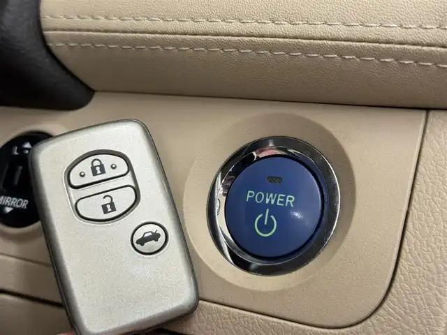 トヨタ クラウン ハイブリッド Gパッケージ 群馬県 2011(平23)年 4.7万km ホワイトパールクリスタルシャイン 安全装備/・オートライト/・クルーズコントロール/・横滑り防止/・SOSコール/メーカー純正ナビ/・AM/FM/フルセグTV/・CD/DVD/MSV/AUX/バックカメラ/シートメモリー/パワーシート/前席シートヒーター/前席エアシート/HIDヘッドライト/フォグランプ/純正ドアバイザー/純正フロアマット/ETC/スマートキー/プッシュスタート