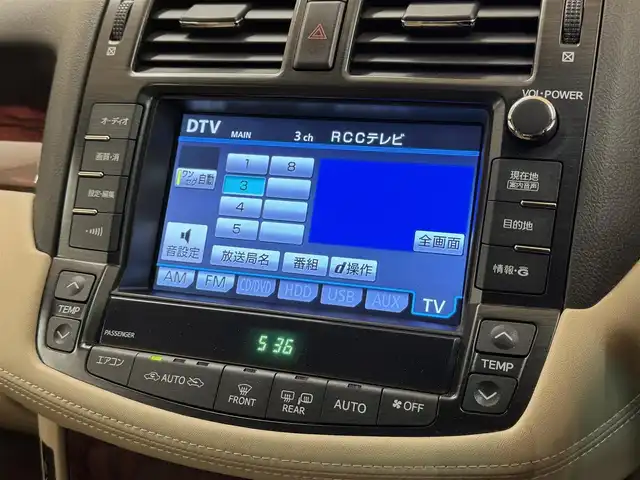 トヨタ クラウン ハイブリッド Gパッケージ 群馬県 2011(平23)年 4.7万km ホワイトパールクリスタルシャイン 安全装備/・オートライト/・クルーズコントロール/・横滑り防止/・SOSコール/メーカー純正ナビ/・AM/FM/フルセグTV/・CD/DVD/MSV/AUX/バックカメラ/シートメモリー/パワーシート/前席シートヒーター/前席エアシート/HIDヘッドライト/フォグランプ/純正ドアバイザー/純正フロアマット/ETC/スマートキー/プッシュスタート