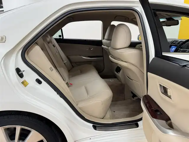 トヨタ クラウン ハイブリッド Gパッケージ 群馬県 2011(平23)年 4.7万km ホワイトパールクリスタルシャイン 安全装備/・オートライト/・クルーズコントロール/・横滑り防止/・SOSコール/メーカー純正ナビ/・AM/FM/フルセグTV/・CD/DVD/MSV/AUX/バックカメラ/シートメモリー/パワーシート/前席シートヒーター/前席エアシート/HIDヘッドライト/フォグランプ/純正ドアバイザー/純正フロアマット/ETC/スマートキー/プッシュスタート