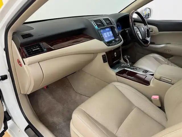 トヨタ クラウン ハイブリッド Gパッケージ 群馬県 2011(平23)年 4.7万km ホワイトパールクリスタルシャイン 安全装備/・オートライト/・クルーズコントロール/・横滑り防止/・SOSコール/メーカー純正ナビ/・AM/FM/フルセグTV/・CD/DVD/MSV/AUX/バックカメラ/シートメモリー/パワーシート/前席シートヒーター/前席エアシート/HIDヘッドライト/フォグランプ/純正ドアバイザー/純正フロアマット/ETC/スマートキー/プッシュスタート