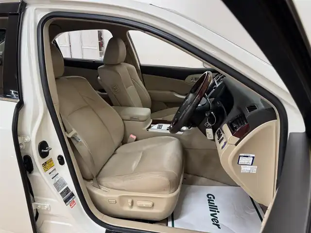 トヨタ クラウン ハイブリッド Gパッケージ 群馬県 2011(平23)年 4.7万km ホワイトパールクリスタルシャイン 安全装備/・オートライト/・クルーズコントロール/・横滑り防止/・SOSコール/メーカー純正ナビ/・AM/FM/フルセグTV/・CD/DVD/MSV/AUX/バックカメラ/シートメモリー/パワーシート/前席シートヒーター/前席エアシート/HIDヘッドライト/フォグランプ/純正ドアバイザー/純正フロアマット/ETC/スマートキー/プッシュスタート