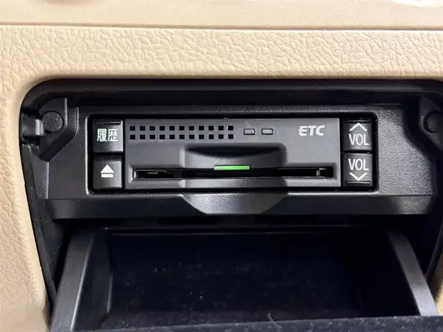 トヨタ クラウン ハイブリッド Gパッケージ 群馬県 2011(平23)年 4.7万km ホワイトパールクリスタルシャイン 安全装備/・オートライト/・クルーズコントロール/・横滑り防止/・SOSコール/メーカー純正ナビ/・AM/FM/フルセグTV/・CD/DVD/MSV/AUX/バックカメラ/シートメモリー/パワーシート/前席シートヒーター/前席エアシート/HIDヘッドライト/フォグランプ/純正ドアバイザー/純正フロアマット/ETC/スマートキー/プッシュスタート