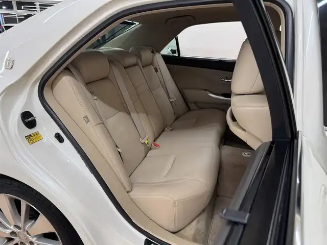 トヨタ クラウン ハイブリッド Gパッケージ 群馬県 2011(平23)年 4.7万km ホワイトパールクリスタルシャイン 安全装備/・オートライト/・クルーズコントロール/・横滑り防止/・SOSコール/メーカー純正ナビ/・AM/FM/フルセグTV/・CD/DVD/MSV/AUX/バックカメラ/シートメモリー/パワーシート/前席シートヒーター/前席エアシート/HIDヘッドライト/フォグランプ/純正ドアバイザー/純正フロアマット/ETC/スマートキー/プッシュスタート