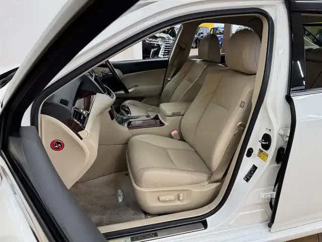 トヨタ クラウン ハイブリッド Gパッケージ 群馬県 2011(平23)年 4.7万km ホワイトパールクリスタルシャイン 安全装備/・オートライト/・クルーズコントロール/・横滑り防止/・SOSコール/メーカー純正ナビ/・AM/FM/フルセグTV/・CD/DVD/MSV/AUX/バックカメラ/シートメモリー/パワーシート/前席シートヒーター/前席エアシート/HIDヘッドライト/フォグランプ/純正ドアバイザー/純正フロアマット/ETC/スマートキー/プッシュスタート