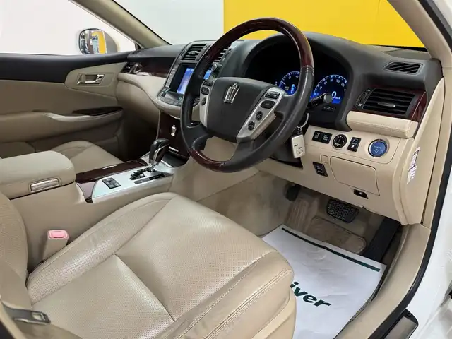 トヨタ クラウン ハイブリッド Gパッケージ 群馬県 2011(平23)年 4.7万km ホワイトパールクリスタルシャイン 安全装備/・オートライト/・クルーズコントロール/・横滑り防止/・SOSコール/メーカー純正ナビ/・AM/FM/フルセグTV/・CD/DVD/MSV/AUX/バックカメラ/シートメモリー/パワーシート/前席シートヒーター/前席エアシート/HIDヘッドライト/フォグランプ/純正ドアバイザー/純正フロアマット/ETC/スマートキー/プッシュスタート