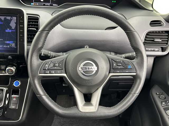 日産 セレナ e－パワー ハイウェイスター V 愛知県 2020(令2)年 3.6万km ブリリアントホワイトパール 純正９型ナビ/・フルセグ/・Bluetooth/・CD/DVD/・FM/AM/フリップダウンモニター/両側パワースライドドア/アラウンドビューモニタ/追従クルコン/前後ドラレコ/プロパイロット/衝突軽減/車線逸脱警告/車線逸脱防止支援/BSM/コーナーセンサー/ＥＴＣ/スペアキー