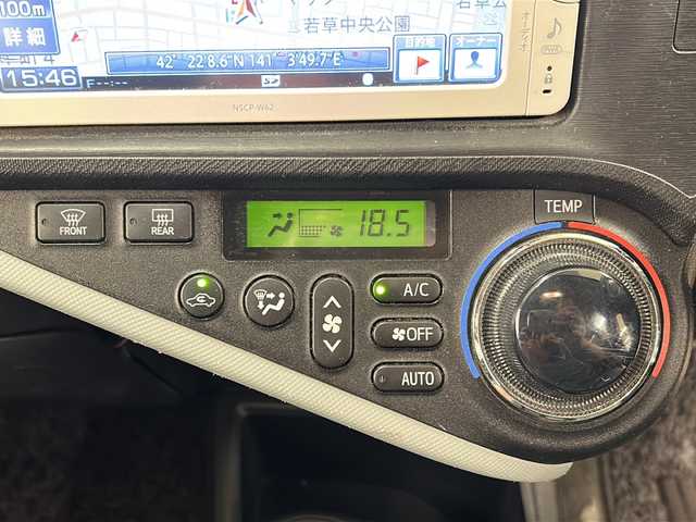 トヨタ アクア S 道央・札幌 2012(平24)年 12.9万km スーパーホワイトⅡ /ETC//ドライブレコーダー//社外冬タイヤ付き//オートライト//ドアバイザーメモリナビ//ワンセグテレビ//プッシュスタート