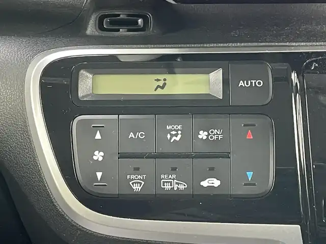 ホンダ Ｎ ＢＯＸ G SSパッケージ 道央・札幌 2017(平29)年 5.5万km ルナシルバーM ４WD/社外メモリーナビ/CD/DVD/BT/フルセグ/シティブレーキアクティブシステム/横滑り防止装置/バックカメラ/ビルトインETC/ECONモード/両側パワースライドドア/前席シートヒーター/ステアリングリモコン/プッシュスタート/スマートキー/HIDヘッドライト/オートライト/電動格納ミラー/ヒーテッドドアミラー/ウィンカーミラー/純正フロアマット/ドアバイザー