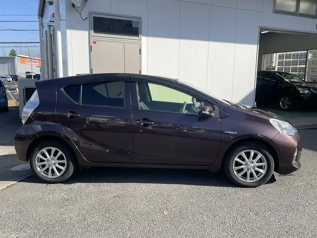 トヨタ アクア S 宮城県 2015(平27)年 13.7万km ディープアメジストマイカメタリック 社外ナビゲーション/　（CD/DVD　FM/AM　USB　Bluetooth）/ETC/アイドリングストップ/ヘッドライトレベライザー/電動格納ミラー/フロアマット/リモコンキー/バックカメラ/保証書/取扱説明書